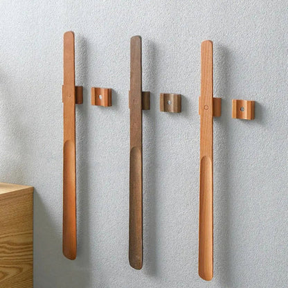 StepNord™ – Elegant Vägghängt Skohorn i Trä