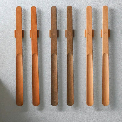 StepNord™ – Elegant Vägghängt Skohorn i Trä