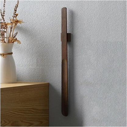 StepNord™ – Elegant Vägghängt Skohorn i Trä