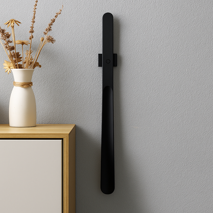 StepNord™ – Elegant Vägghängt Skohorn i Trä